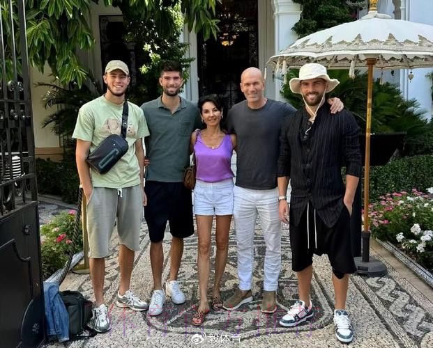 记者：齐达内和夫人现身伯纳乌观看皇马比赛