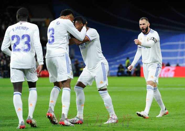 皇马借机器给市政府扫雪 马德里市长表达感谢 皇马借机器给市政府扫雪 马德里市长表达感谢